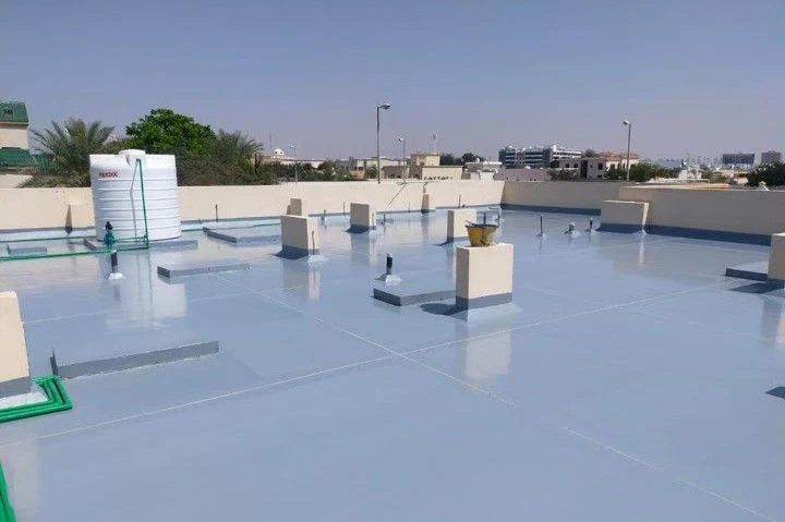 استخدام مواد عزل متطورة لحماية أسطح المنازل والمباني من التلف والرطوبة.